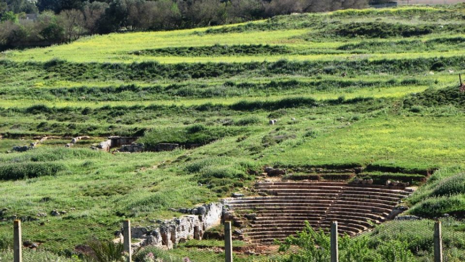 Řecký amfiteátr zasazený do afrického pobřeží přetrval celé věky