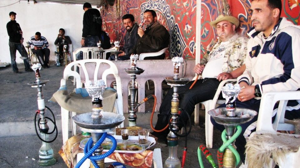 V kavárně návštěvníky vzpruží silný libyjský čaj a vodní dýmka