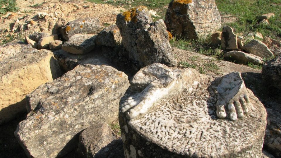 Na stejném místě stojí tyto kameny, pozůstatky někdejší řecké kolonie na africkém pobřeží, už přes dva tisíce let