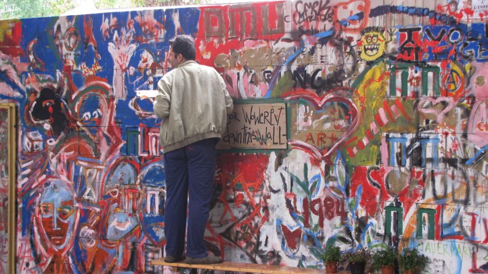 Také zeď, kterou nechala postavit banka, už pokrývají graffiti