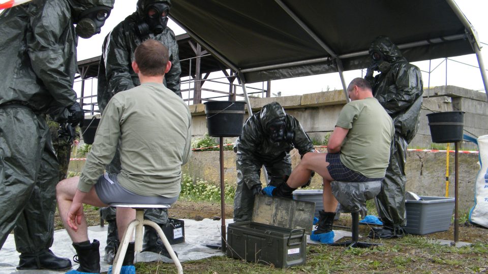 Dekontaminaci vojáků obstarali jejich kolegové z Belgie