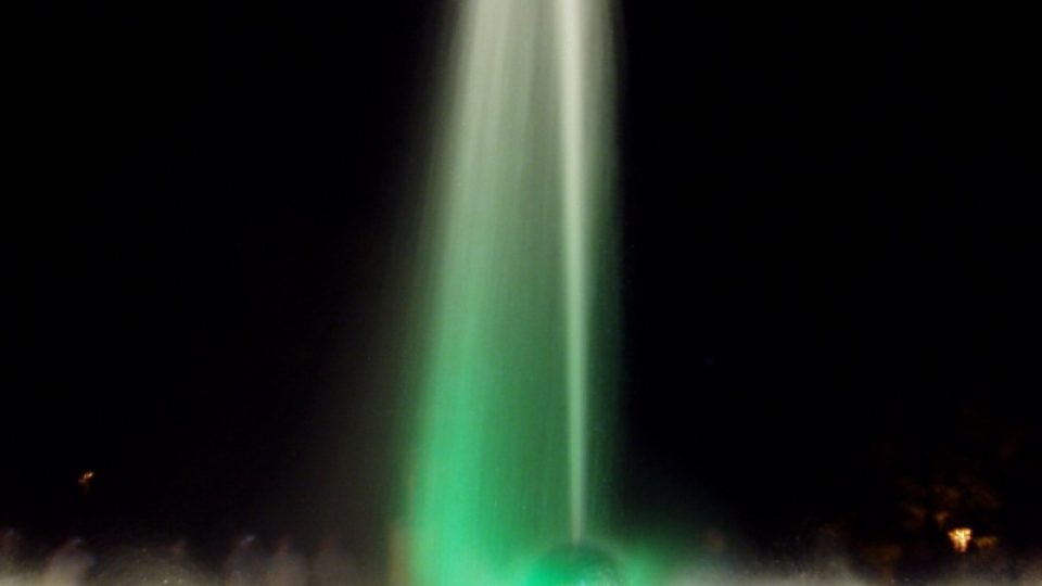 Obzvlášť silným zážitkem je večerní podívaná na Zpívající fontánu