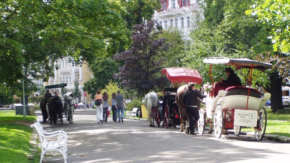 Poklidnou a romantickou atmosféru Mariánských Lázní turisté rádi obdivují ze sedadla kočáru