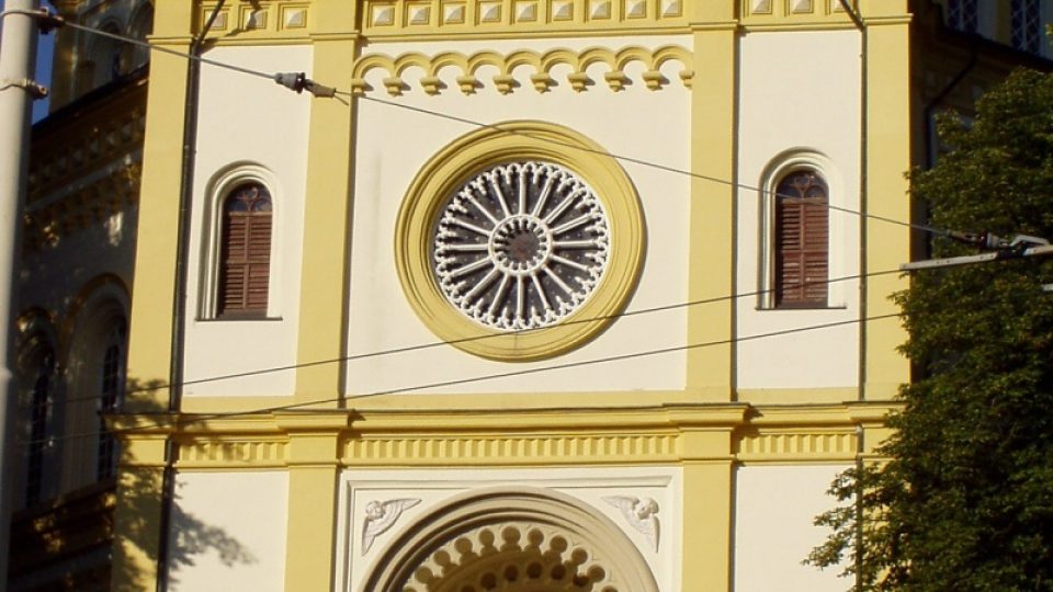 Kostel Nanebevzetí Panny Marie stojí nedaleko kolonády
