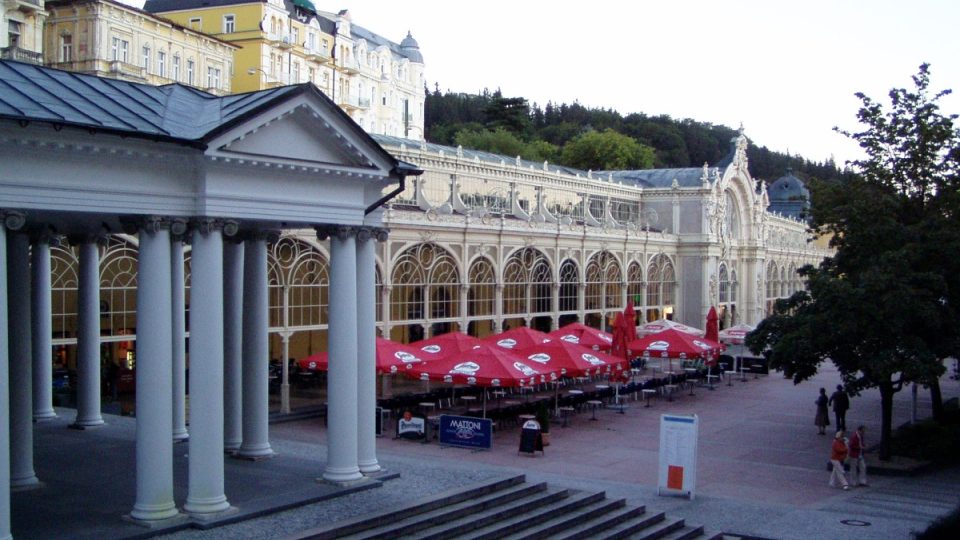 Hlavní kolonáda spolu s pavilónem Křížového pramene jsou architektonickou dominantou Mariánských Lázní
