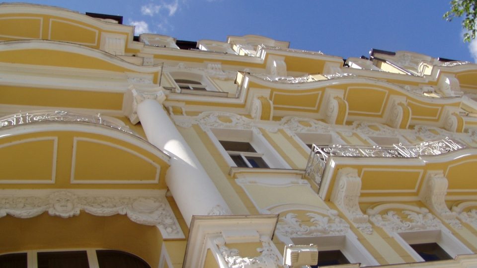Fasády lázeňských domů jsou provedeny v tradiční žluto-bílé barevné kombinaci
