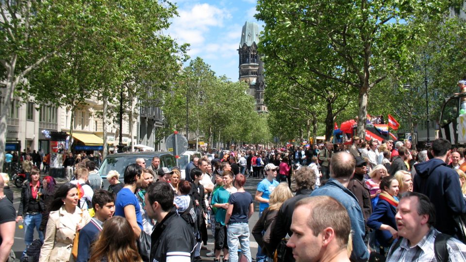 Během Christopher Street Day zaplní Kurfürstendamm na půl miliónu lidí