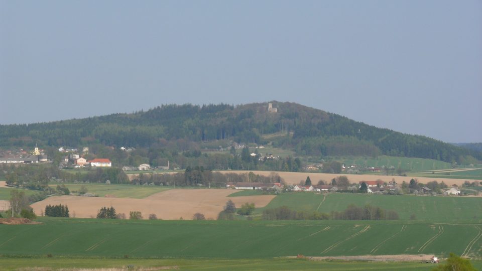 Výhled z rozhledny Krátošice na hrad Choustník