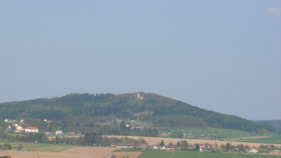 Výhled z rozhledny Krátošice na hrad Choustník II