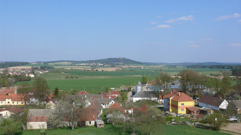 Výhled z rozhledny Krátošice na stejnojmenou obec