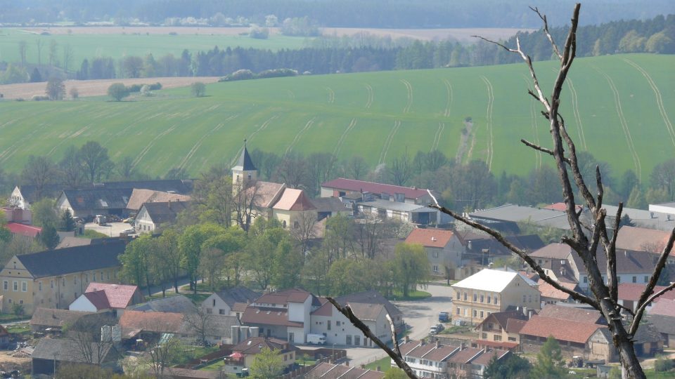 Obec Choustník, pohled z vyhlídkové věže stejnojmeného hradu