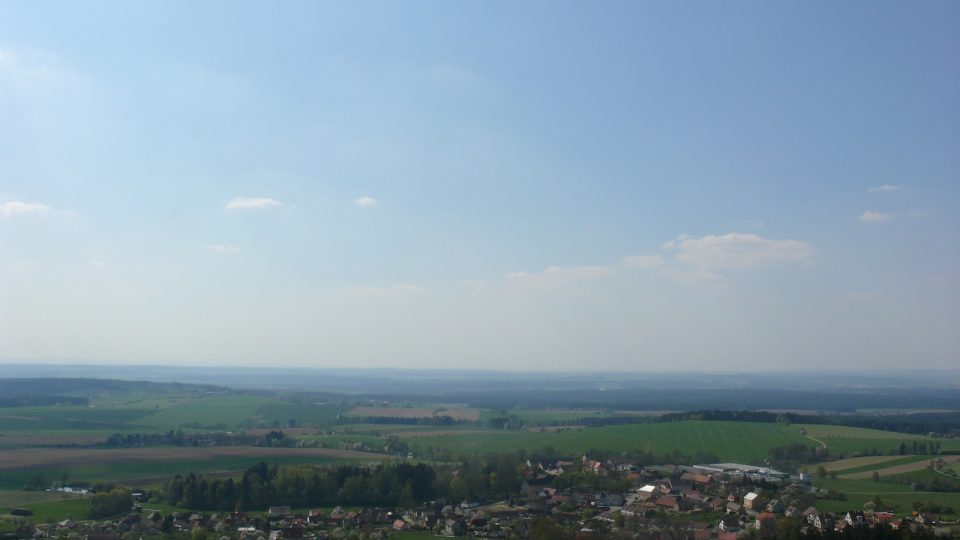 Pohled na obec Choustník z vyhlídkové věže hradu