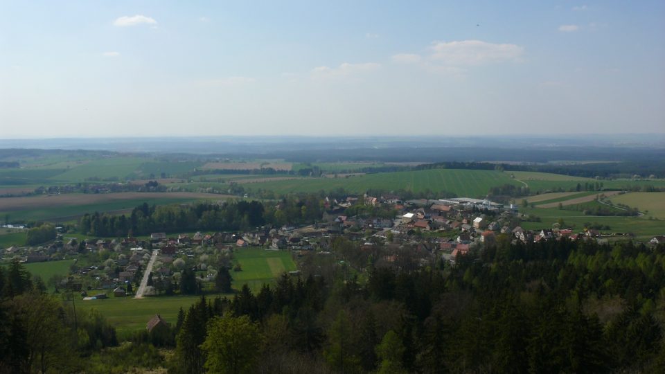 Výhled z hradu Choustník na stejnojmenou obec