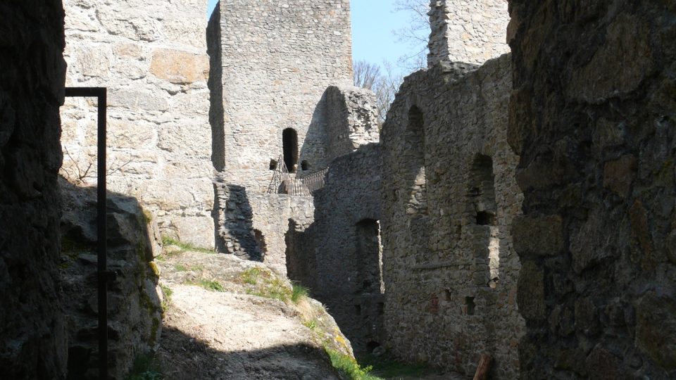 Zbytky hradu Choustník, majitelem je obec Choustník