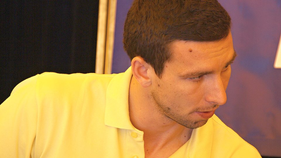 Po skončení rozhovoru se Petr Koukal ve žlutém tričku stal dalším z dobrovolných prodejců květů měsíčku lékařského