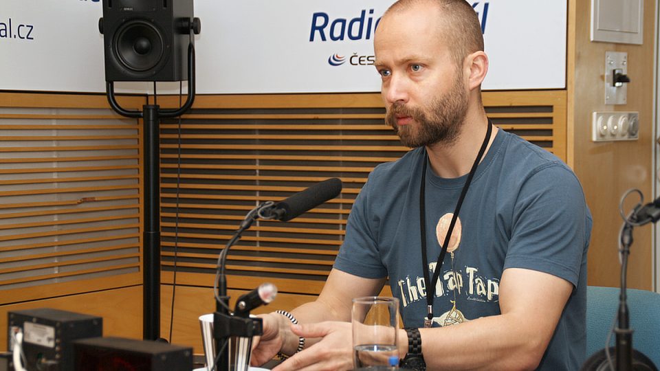 Šimon Ornest ve studiu Radiožurnálu
