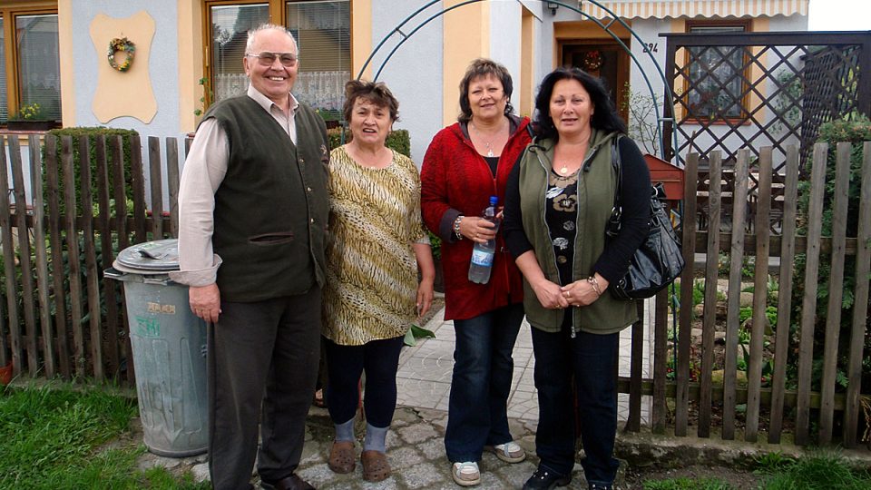 Pamětník Jaroslav Hrňa s manželkou a členky Společenství historie Mimoně, Ralska a okolí se svou předsedkyní Lenkou Špačkovou