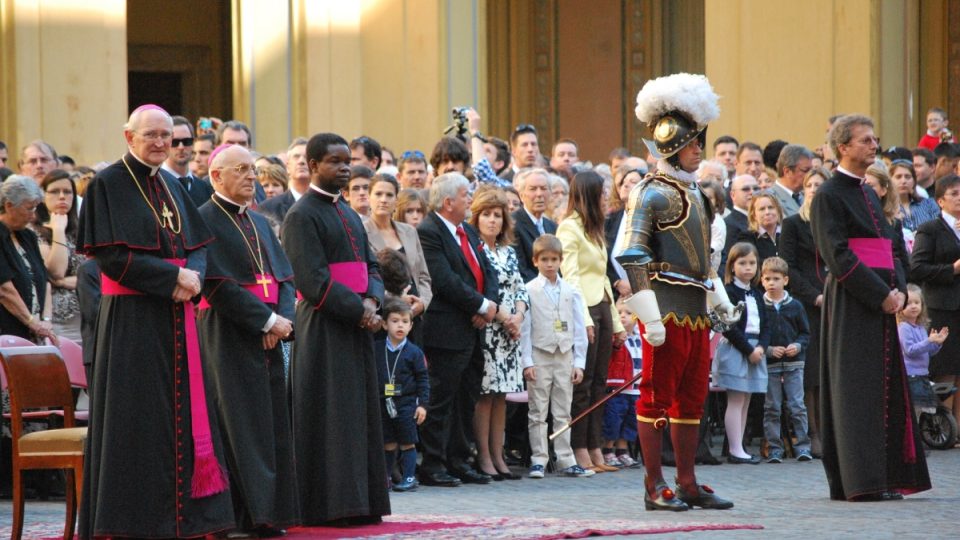 Rodiny nových gardistů sledují přísahu a ceremoniál na nádvoří svatého Damase ve Vatikánu