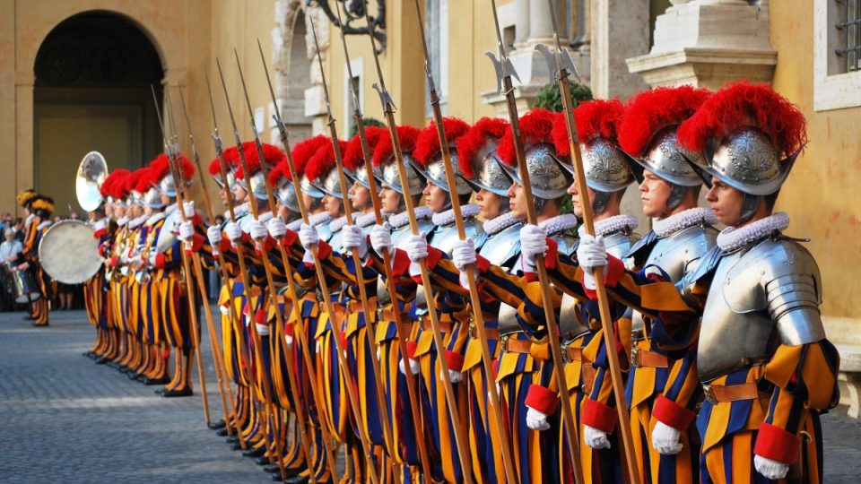 Před necelými 500 lety zachránila švýcarská garda papeže před plenícími hordami císaře Karla V. V den výročí této události jsou od té doby do jejích řad přijímani nováčci