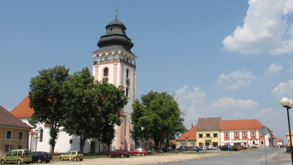 Dominantou náměstí v Bechyni je kostel svatého Michala