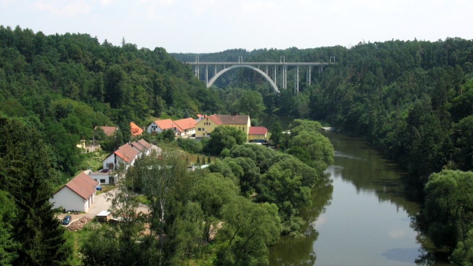 Železobetonový most zvaný Duha, po kterém do Bechyně přijíždějí auta i vlaky