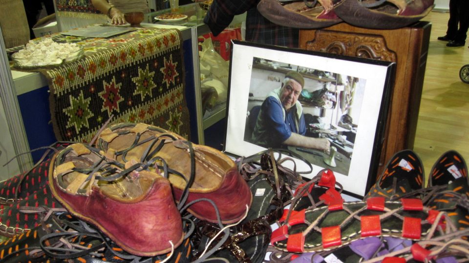 Pan Kopar je dnes už jediným obuvníkem v Turecku, který umí tradiční boty ušít
