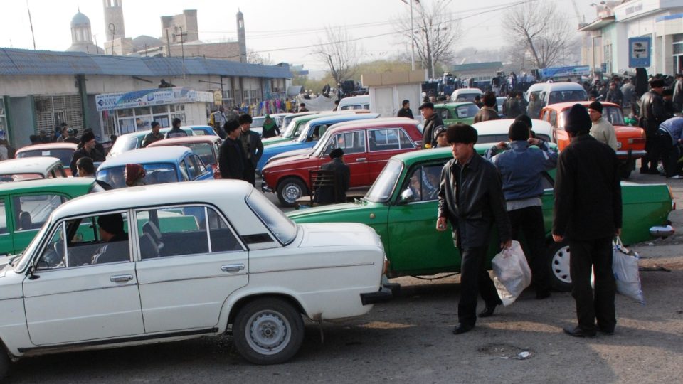 Ruch na tržišti v uzbeckém Namanganu. V pozadí místní mešita