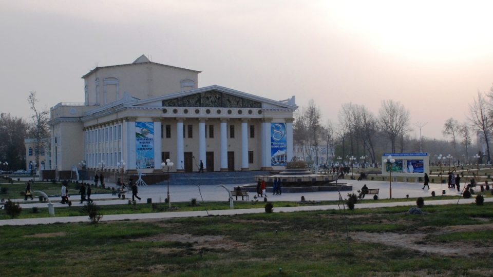 Budova divadla v uzbeckém Namanganu. Jen pár metrů od ní zůstal před desítkami miliónů let obrovský dinosaurus, jehož lebka je dnes uložena v městském muzeu