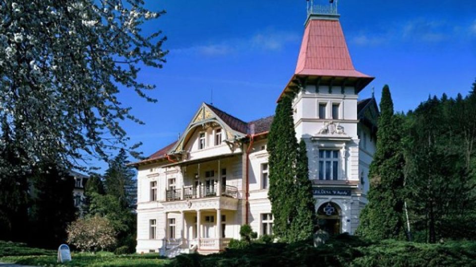Vila Austria nebo také vila s lékárnou od neznámého architekta je mezi luhačovickými lázeňskými stavbami zástupkyní novorenesance 