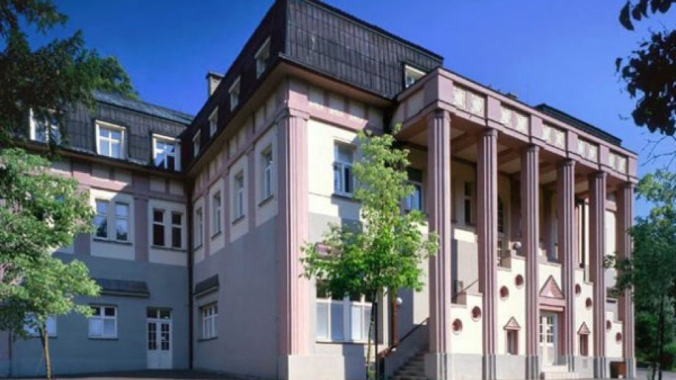 Modernu s kubistickými prvky reprezentuje v Luhačovicích budova Inhalatoria z 20. let 20. století