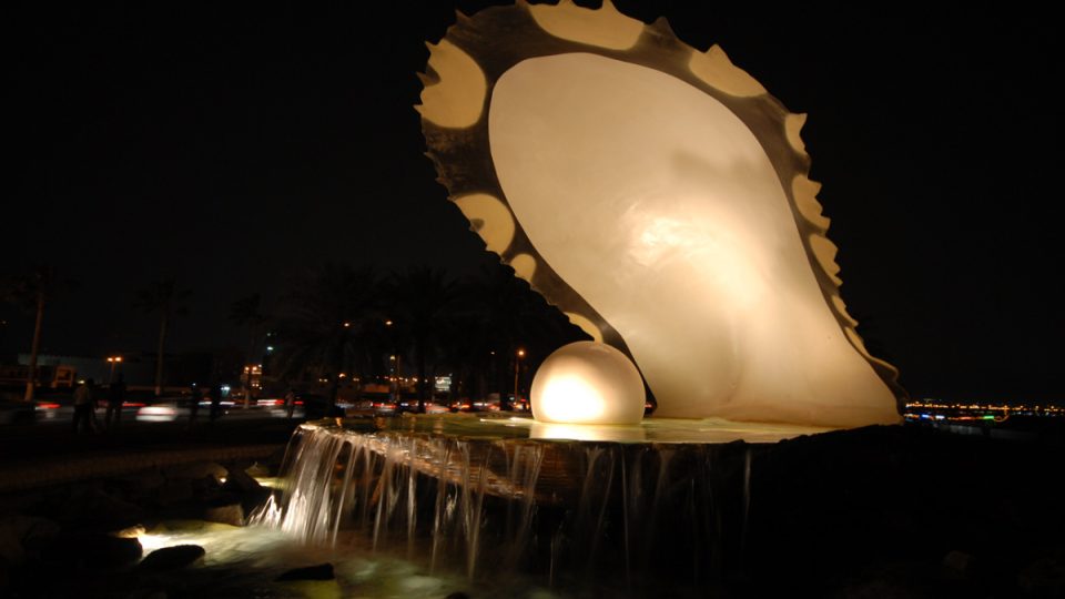Památník s gigantickou perlou na nábřeží v katarské metropoli Dauha