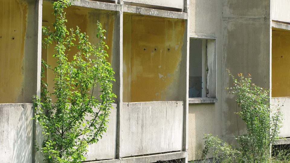 Vymlácená okna a vrzající dveře nejsou v místech, která Sověti opustili, výjimkou