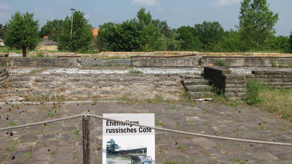 Cedule označuje místo, kde stávala sovětská kavárna