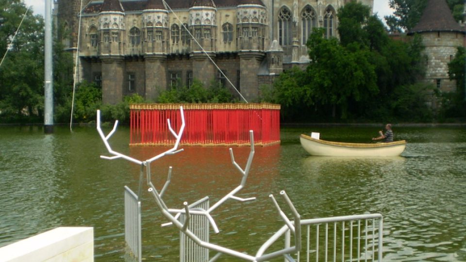 Kinterův jelen v krásném prostředí budapešťského jezera | foto: Gregor Martin Papucsek Kinterův jelen v krásném prostředí budapešťského jezera