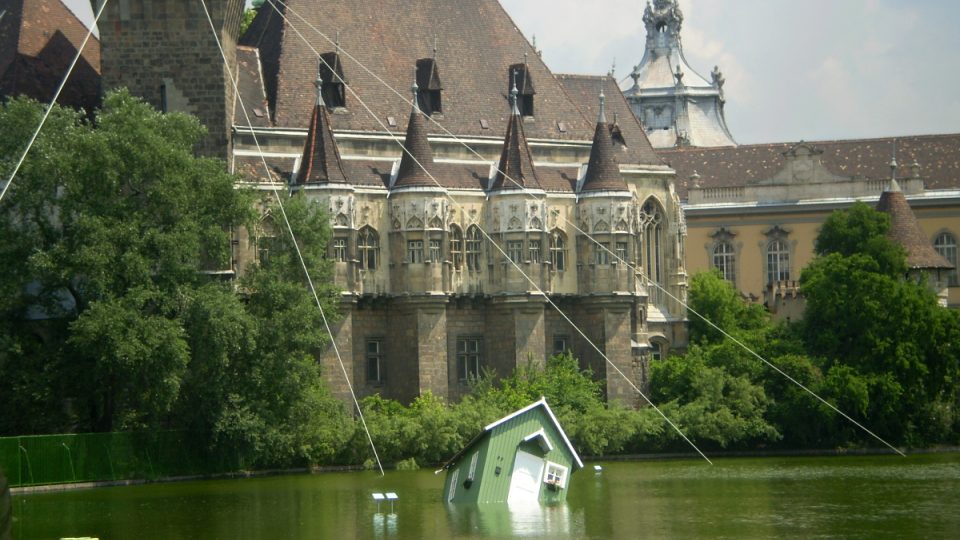 Zahradní domek, který odplavila povodeň, nebo umělecký artefakt? Zahradní domek, který odplavila povodeň, nebo umělecký artefakt?