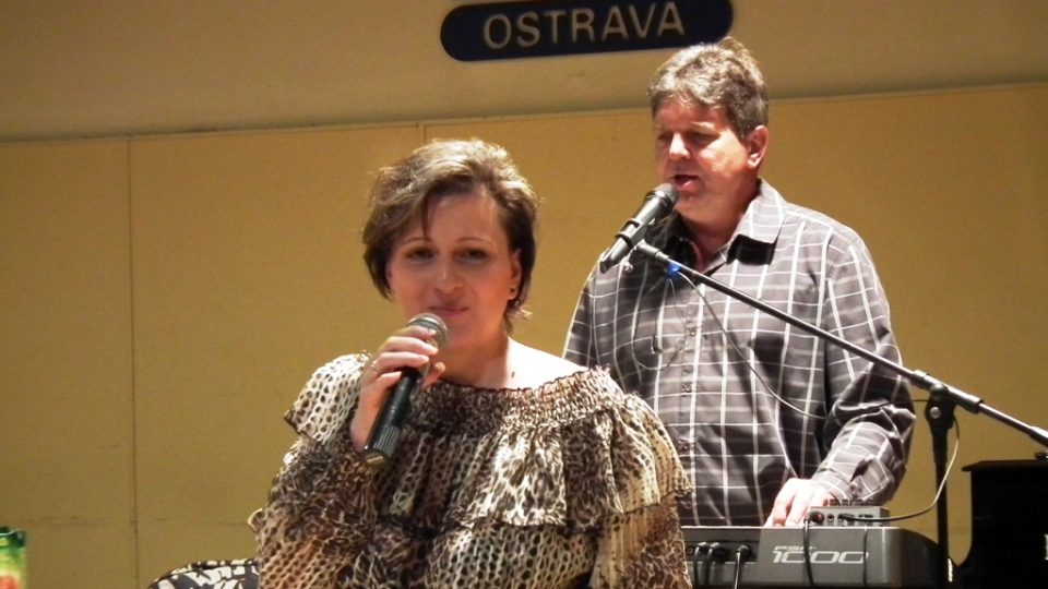 Zpěvačka Zdeňka Krásného během koncertu ve Studiu 1 na Dni otevřených dveří Zpěvačka Zdeňka Krásného během koncertu ve Studiu 1 na Dni otevřených dveří