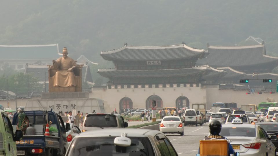 Scéna nese jméno po jednom z nejvýznamnějších korejských vládců – králi Sejongovi vládnoucím v 15. století. V pozadí za jeho sochou je komplex královských paláců Gyeongbokgung.