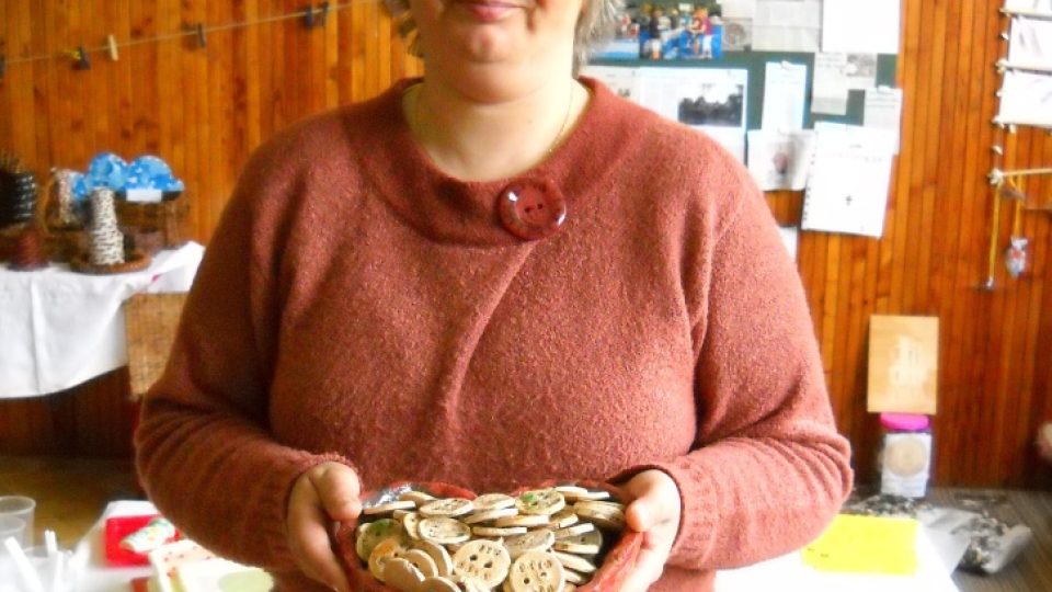 Knoflíková Krasava (Krasava Šerkopová) ve Speciální základní škole v Ústí nad Orlicí s prvními vypálenými knoflíky z darované keramické pece