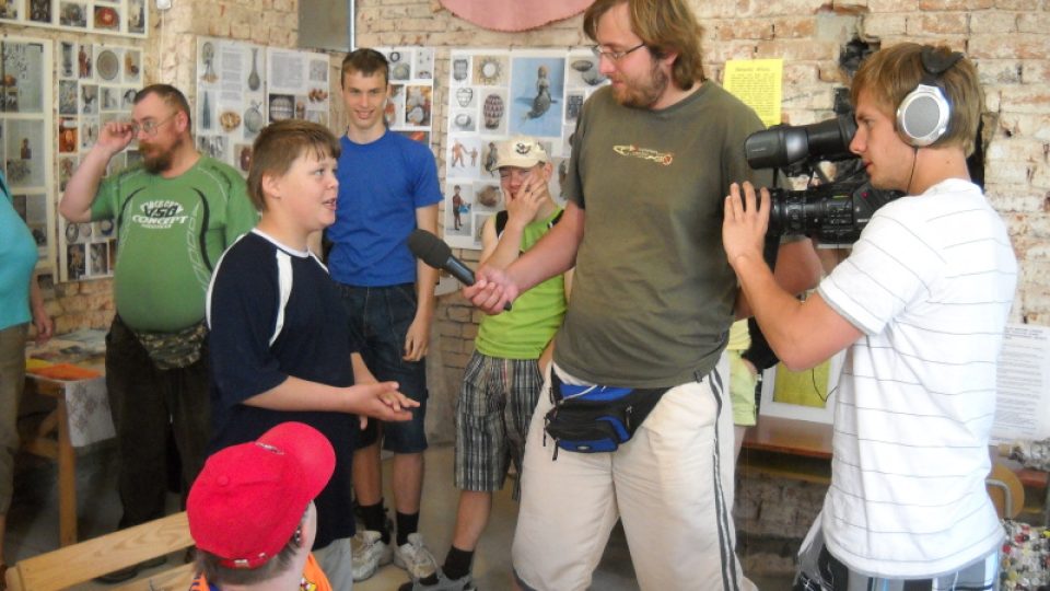Natáčení pro TV RTA o knoflících s dětmi ze speciální školy v Lanškrouně