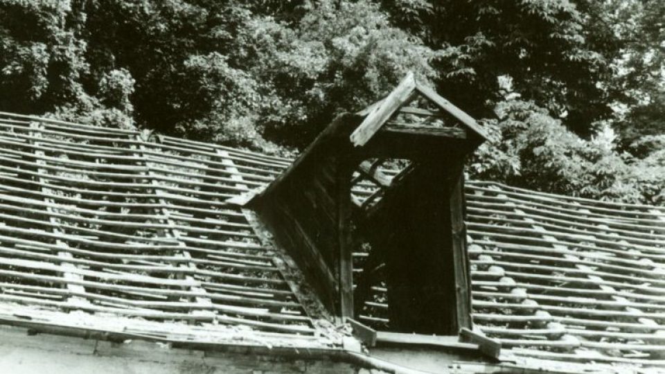 Brandýs nad Labem - kočárovna - demolice střechy (3)