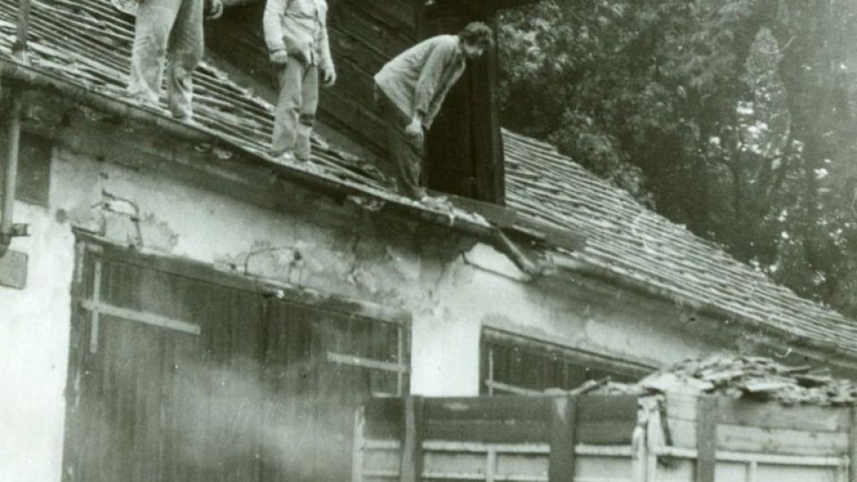 Brandýs nad Labem - kočárovna - demolice střechy (2)