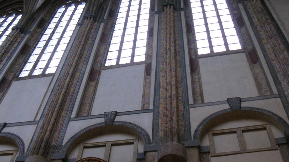 Výška hlavní lodi kostela Panny Marie Sněžné přesahovala v minulosti 37 metrů