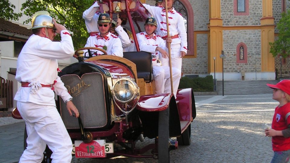 Hasičský sbor České Budějovice na automobilu Praga R z roku 1915 před cílovou rovinkou v Hluboké nad Vltavou