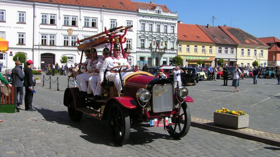 Hasičský sbor České Budějovice na automobilu Praga R z roku 1915