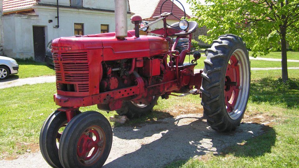Výstava traktorů Mahouš-náves