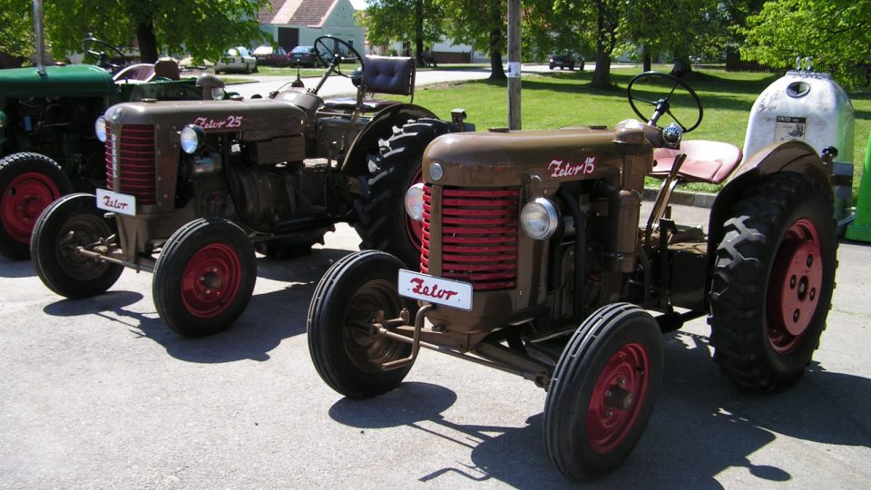 Mahouš-náves - Traktory Z15 a Z25