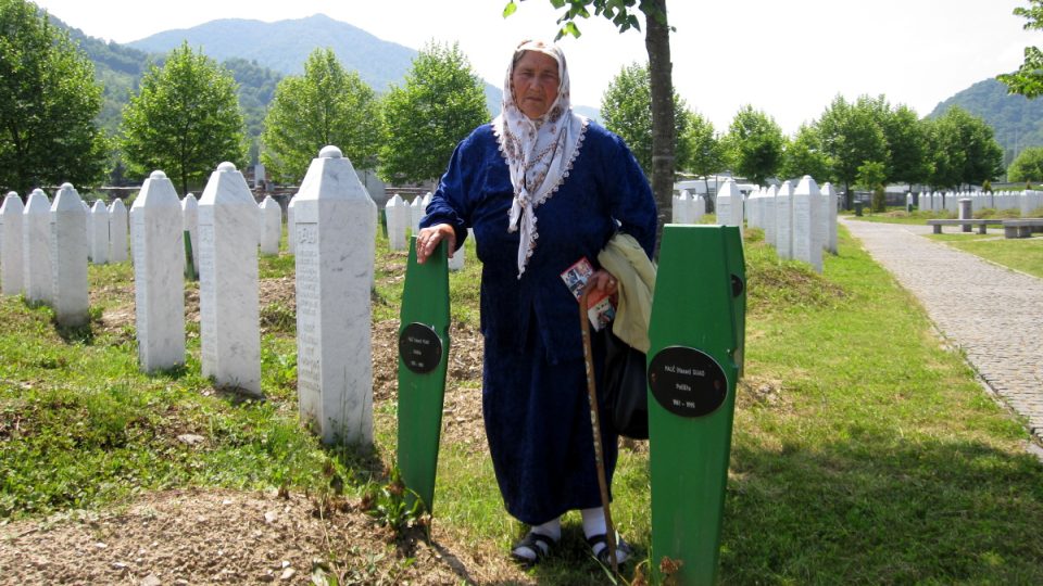 Šuhran Maličová u hrobu svých dvou synů