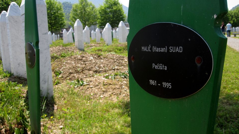 Hroby dvou synů Šuhran Maličové, jedné z tisíců matek srebrenických obětí