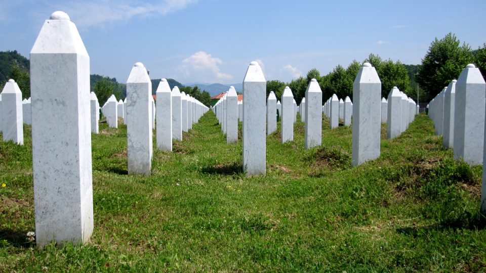 Dlouhé řady náhrobků v patmátníku Srebrenica-Potočari připomínají asi osm tisíc obětí srebrenického masakru