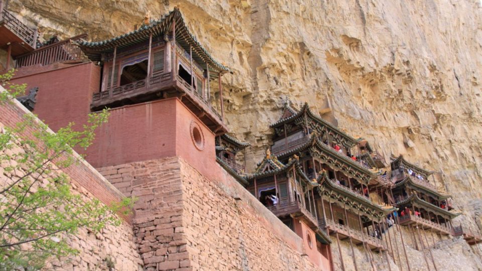 Ničím nerušený klid pro meditaci a ochrana před záplavami – to byly údajně dva hlavní důvody, proč se mniši před 15 stoletími rozhodli zavěsit klášter Süan-kchung  na skálu